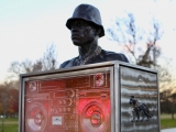 Dit LL Cool J-beeld in Queens gebruikt zonne-energie om zijn muziek af te spelen